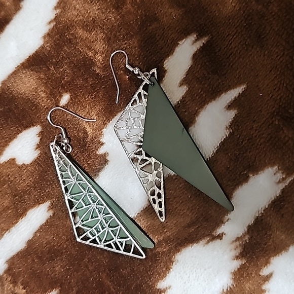 Green Dangle Style Earrings NWOT - Picture 3 of 3